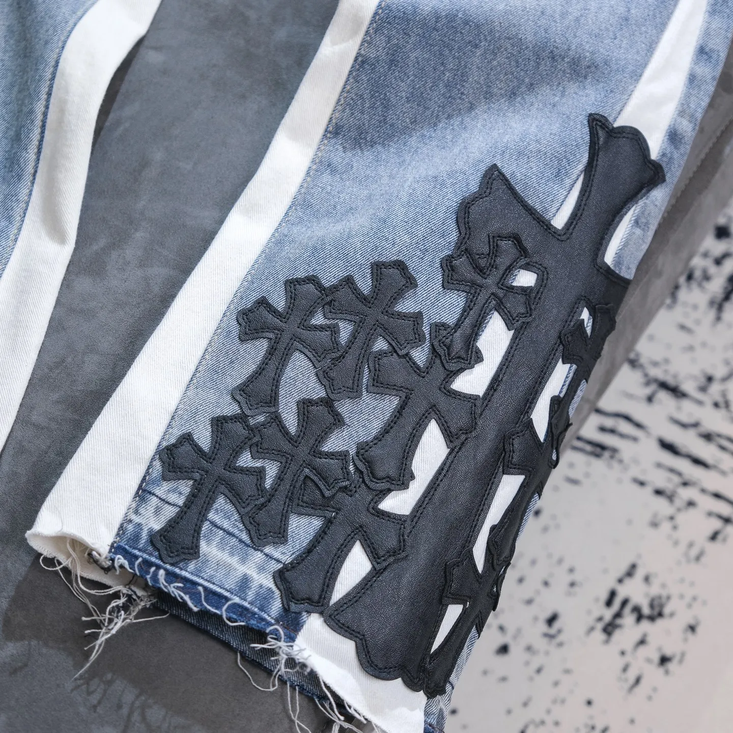 P290 Chrome Hearts Gallery co-branded limited-edition cross-flared flared jeans are a hot item this season and are sought after by countless celebrities and fashionistas. The neat details of the cutting process add color to the playful fashion! The neat and meticulous design, and the well-fitting structure is unique. The upper body not only has outstanding recognition, but also looks younger and younger. A style with the ultimate wearing meaning and performance, gorgeous color matching, and the craftsmanship of this style is also extremely extraordinary. After the finished product is washed, it is disassembled and hand-made with sheepskin cross leather and then spliced ​​together to complete. The whole piece has too many craftsmanship to describe. It is decorated with patchwork cross flowers and high-waisted washed jeans! ! Absolutely high-end luxury product, a god-level single product, a super popular product, made with top heavy industry, a magic weapon that cannot be missed to hit the streets. Size: 28 30 32 34 36 Color: blue